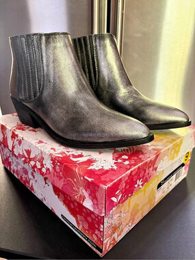 Chinese Laundry Farrah Metallic Ankle Boots Silver US 9.0